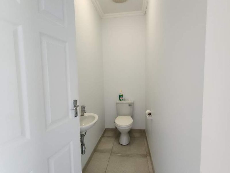 Rock face bricks with white aluminum windows. equals maintenance free. - Photo 5