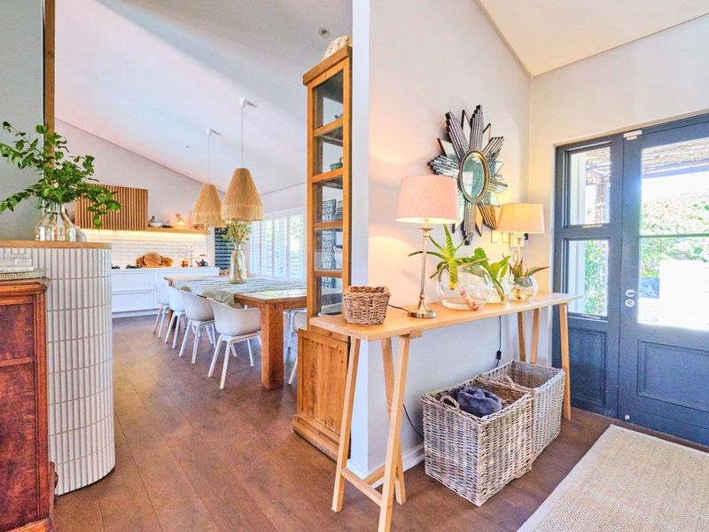 Magnificent Stylish modern family home and Entertainers dream - Photo 3