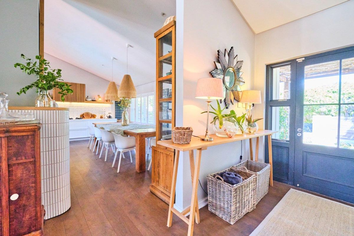 Magnificent Stylish modern family home and Entertainers dream - Photo 3