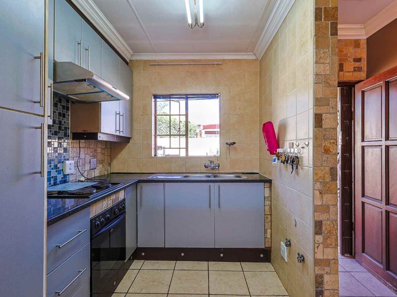 Charming 2 Bedroom Townhouse in Wierda Crest Estate - Photo 7