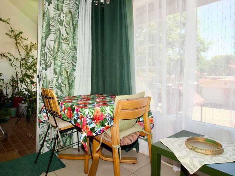 Pet Friendly First Floor Corner Unit. - Photo 6