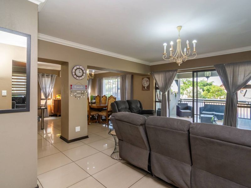 Beautiful family home awaits you - Photo 5