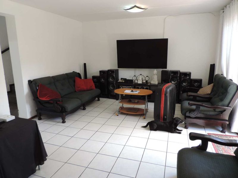 2 bedroomed well maintained duplex in Glenvista with single garage and private garden and pet friendly - Photo 3