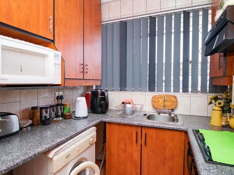 Charming First-Floor Apartment with Private Balcony & Garage! - Photo 4