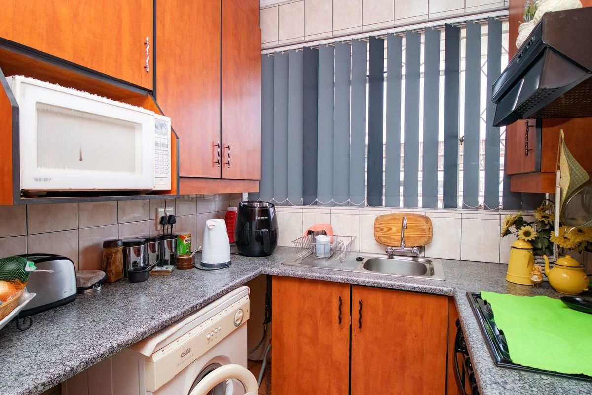 Charming First-Floor Apartment with Private Balcony & Garage! - Photo 4