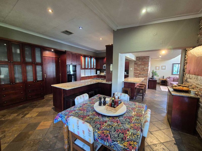 BEAUTIFUL 5 BEDROOM HOUSE WITH LOTS OF CARACTER FOR SALE KLEIN WINDHOEK - Photo 4