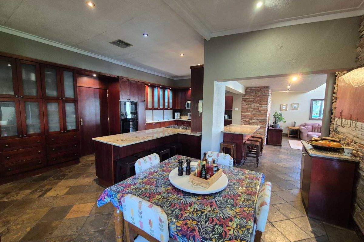 BEAUTIFUL 5 BEDROOM HOUSE WITH LOTS OF CARACTER FOR SALE KLEIN WINDHOEK - Photo 4