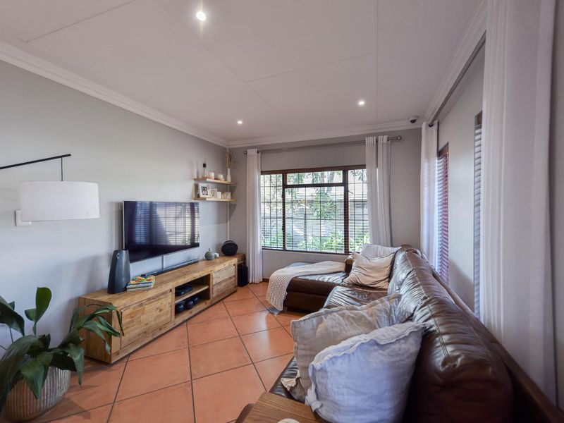 Single-level three bedroom duet in quiet crescent - Moreleta Park - Photo 6