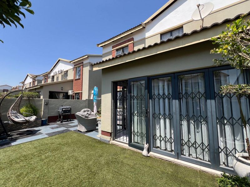 Delightful Semi-Detached Townhouse in a Sought-After Location - Photo 2
