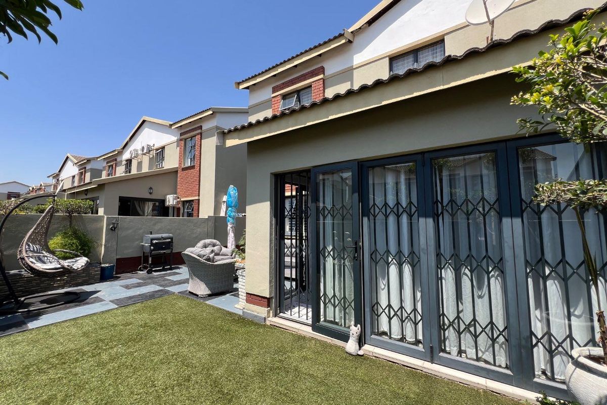 Delightful Semi-Detached Townhouse in a Sought-After Location - Photo 2