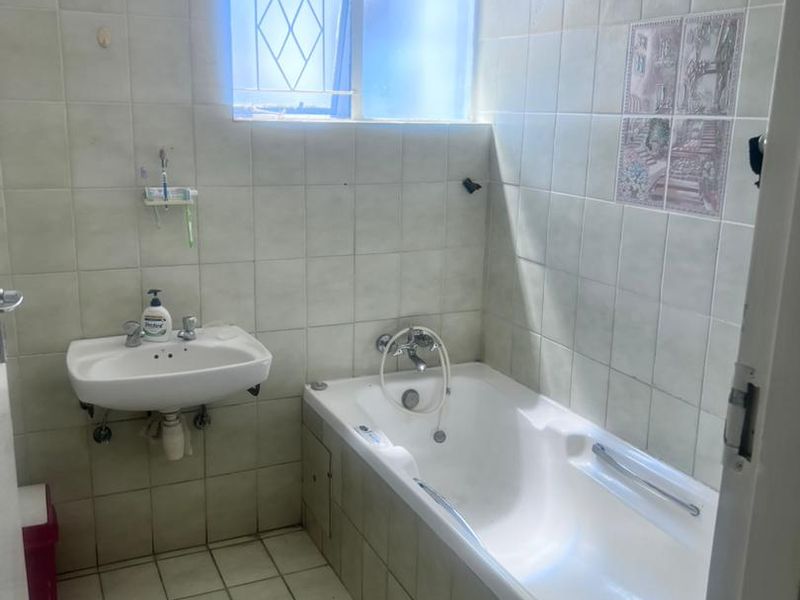 MODERN & COZY 3 BEDROOM HOUSE FOR SALE IN KHOMASDAL, CLOSE PROXIMITY TO BEUKES SPAR.. - Photo 9
