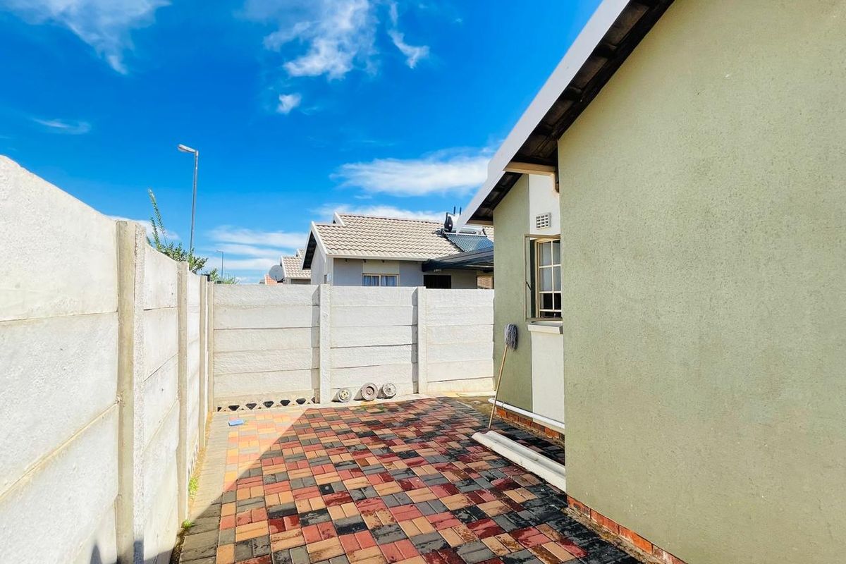 3 Bedroom House For Sale In Sky City EXT 33 - Photo 4