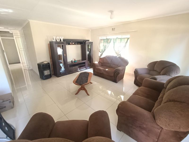 BEAUTIFUL FAMILY HOUSE FOR SALE IN VALHALLA!!! - Photo 8