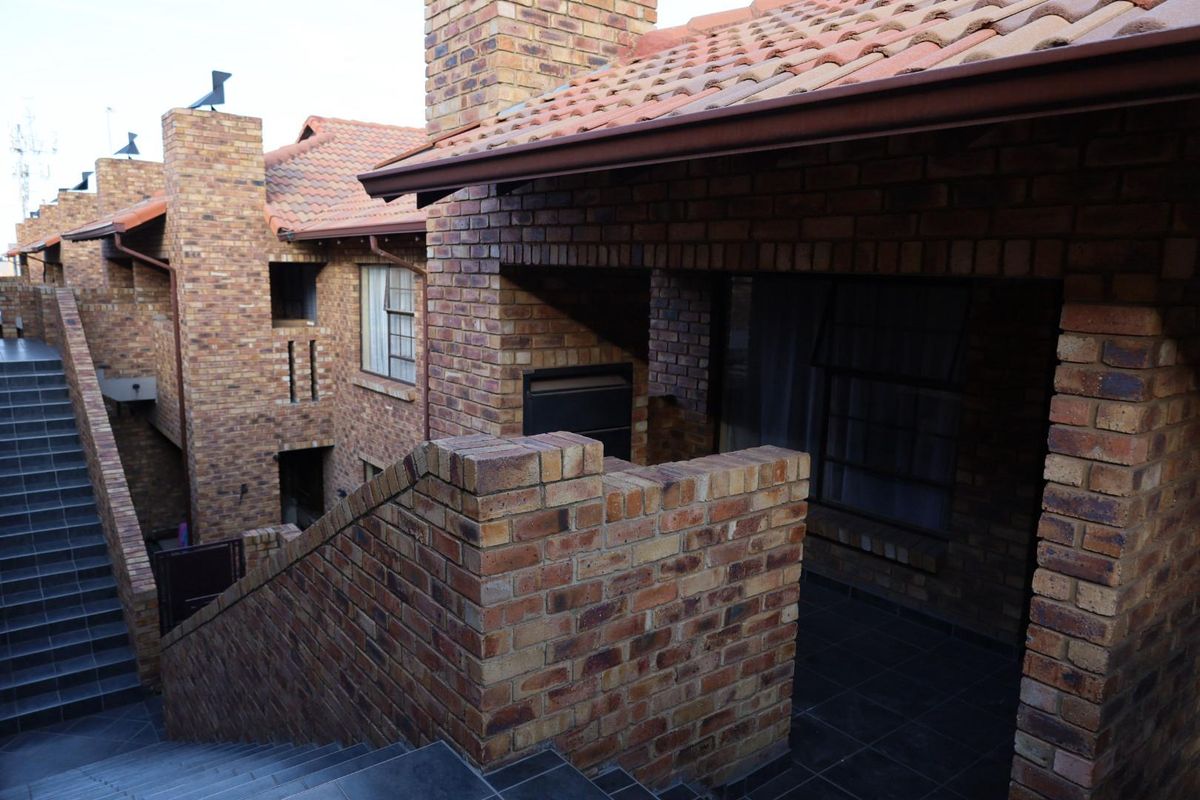 Two bedroom apartment in Germiston - Photo 3