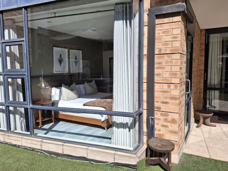 A BEAUTIFULLY FURNISHED TWO BEDROOM GARDEN APARTMENT - Photo 8