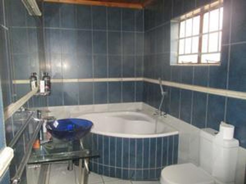 To Let - Photo 5