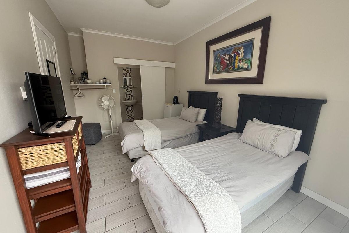 FOR SALE- LARGE 3 BEDROOM HOUSE AND 2 SEPARATE EN-SUITE ROOMS IN HAGE HEIGHTS, SWAKOPMUND, NAMIBIA - Photo 5