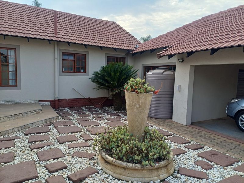 Beautiful Family Home with Solar Power, Pool & Entertainer’s Dream! - Photo 5