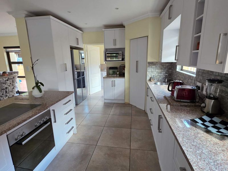 4 Bedroom Family Home in Melodie Hartbeespoort to RENT   R 24 000 - Photo 9