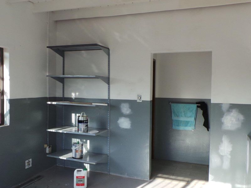 Industrial Warehouse offering 3 section all enclosed with boundary walls. - Photo 4