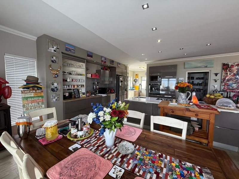 FOR SALE - BEACH FRONT 5 BEDROOM TRIPLE STOREY HOUSE IN MILE 4, SWAKOPMUND - Photo 7