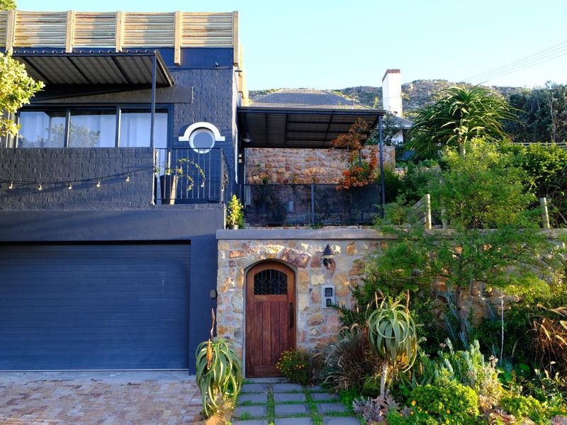 North Facing Fully Furnished Studio Apartment on Fish Hoek Mountain - Photo 2