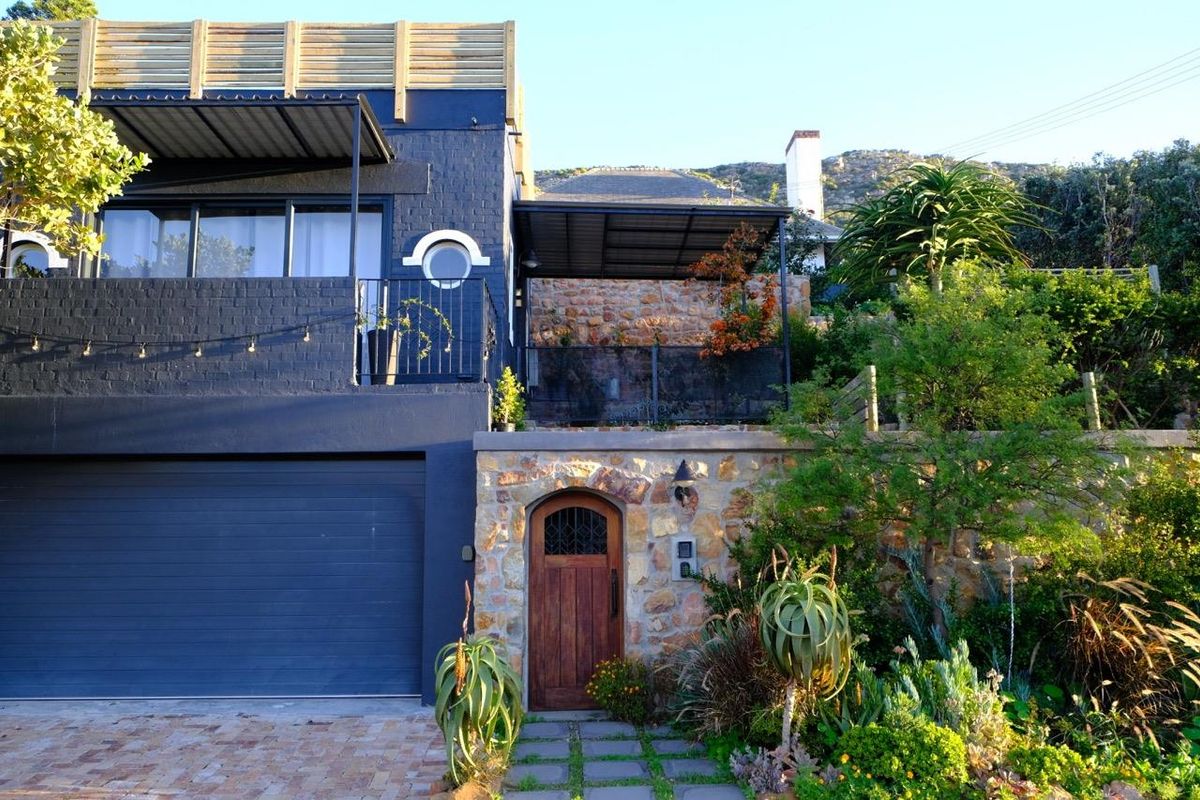 North Facing Fully Furnished Studio Apartment on Fish Hoek Mountain - Photo 2