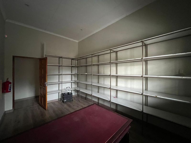 Spacious, Versatile Offices for Rent - Perfect for Your Team! - Photo 10