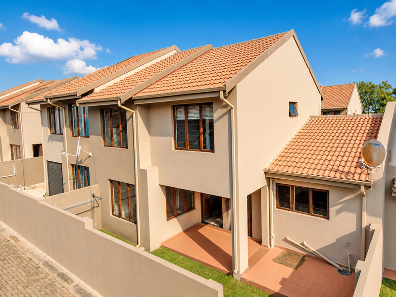 Light-Filled 3-Bedroom Duplex in Heart of Radiokop – Don’t Miss Out! - Photo 2