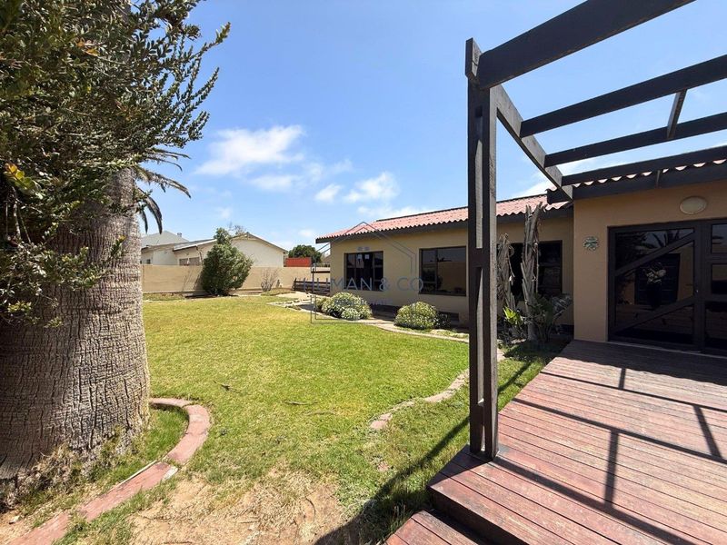 Spacious Family Home on a Large Erf in Meersig - Photo 2