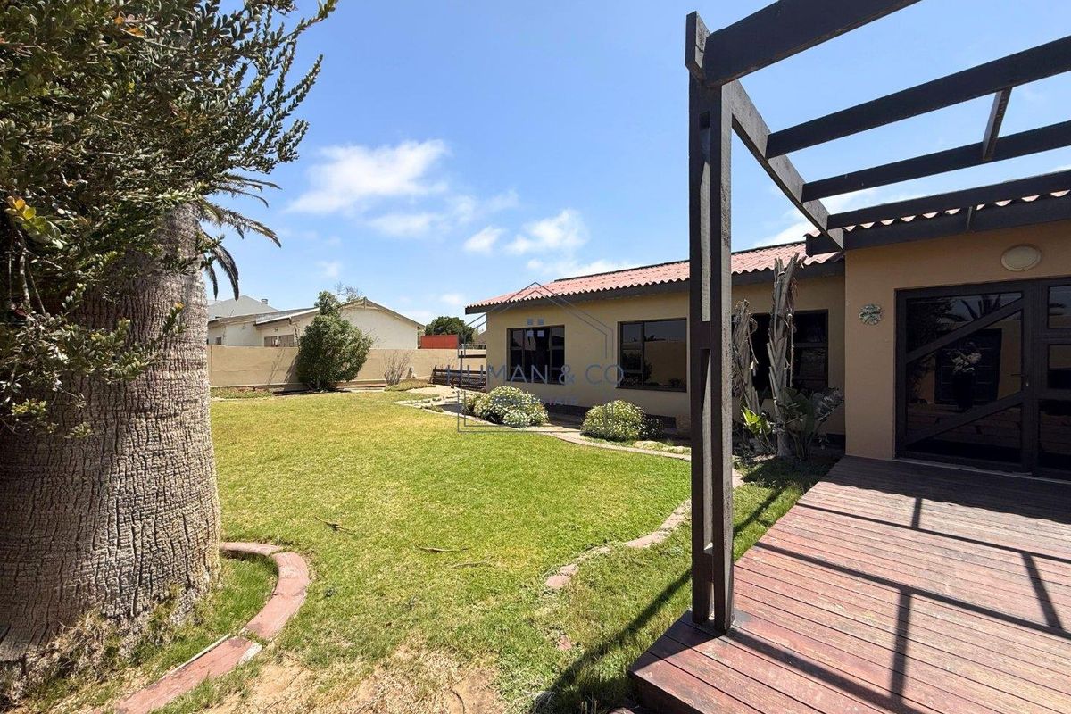 Spacious Family Home on a Large Erf in Meersig - Photo 2