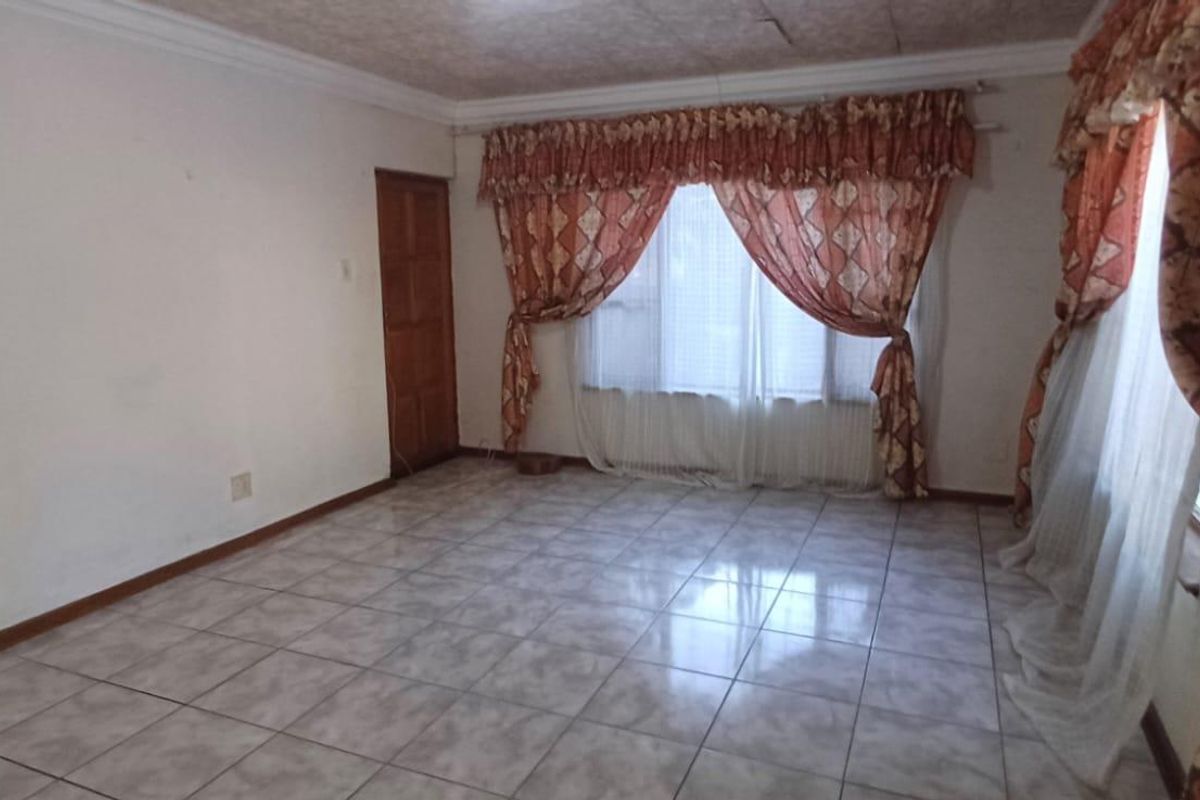 This cozy 3-bedroom home is perfectly located close to Veld en Vlei Primary School - Photo 5