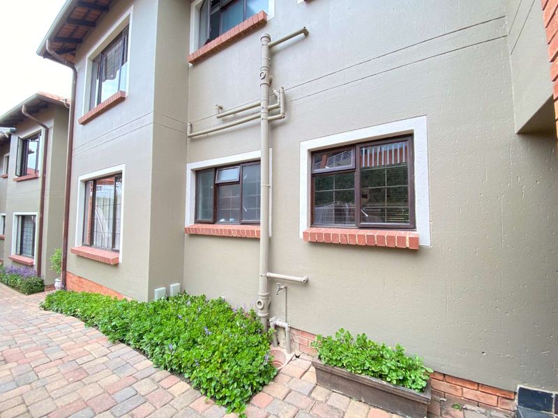 Pet-Friendly Ground Floor Unit with Private Garden in Glenvista - Photo 6