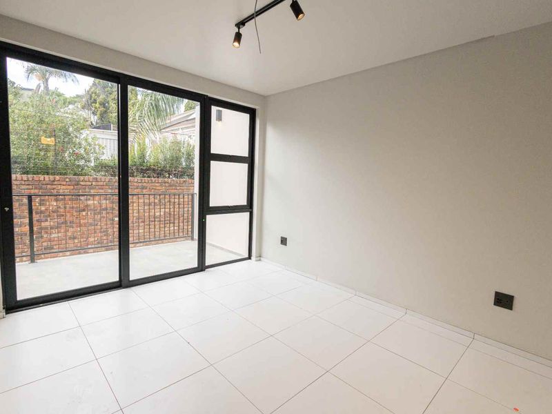 Ultra-Modern Top-Floor Apartment in Prestigious Waterkloof - Photo 10