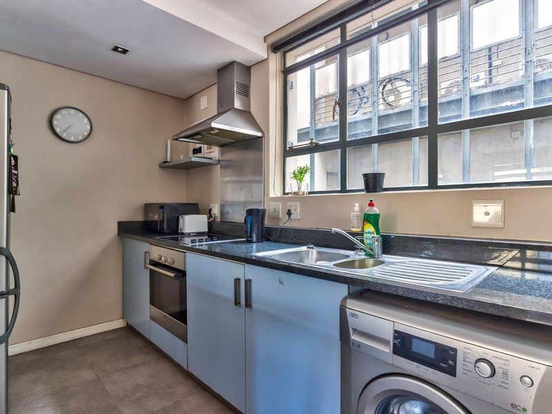 Stylish 1-Bedroom Apartment with Table Mountain Views, Parking & Storeroom — Airbnb Friendly - Photo 7