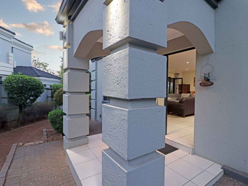 Exceptional 3 bedroom home in the sought after Featherbrook Estate. - Photo 5