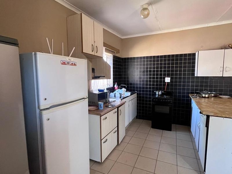 Spacious family home with added income potential in Windhoek North. - Photo 2