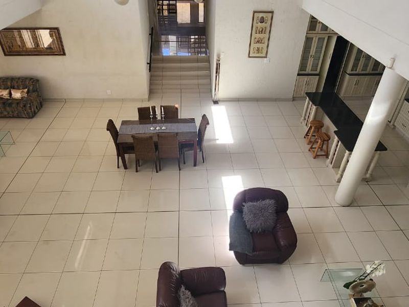 Spacious family home, with views and near amenities - Photo 4