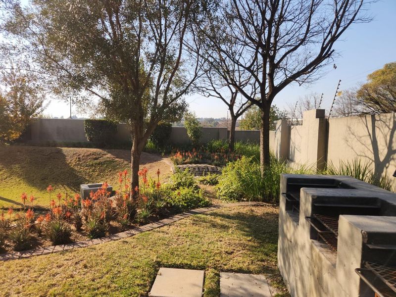 1 Bedroom Apartment with Private Garden in Secure Lonehill Estate - Photo 8