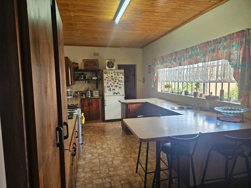 Charming spacious family home with a flat in Barkly West - Photo 6