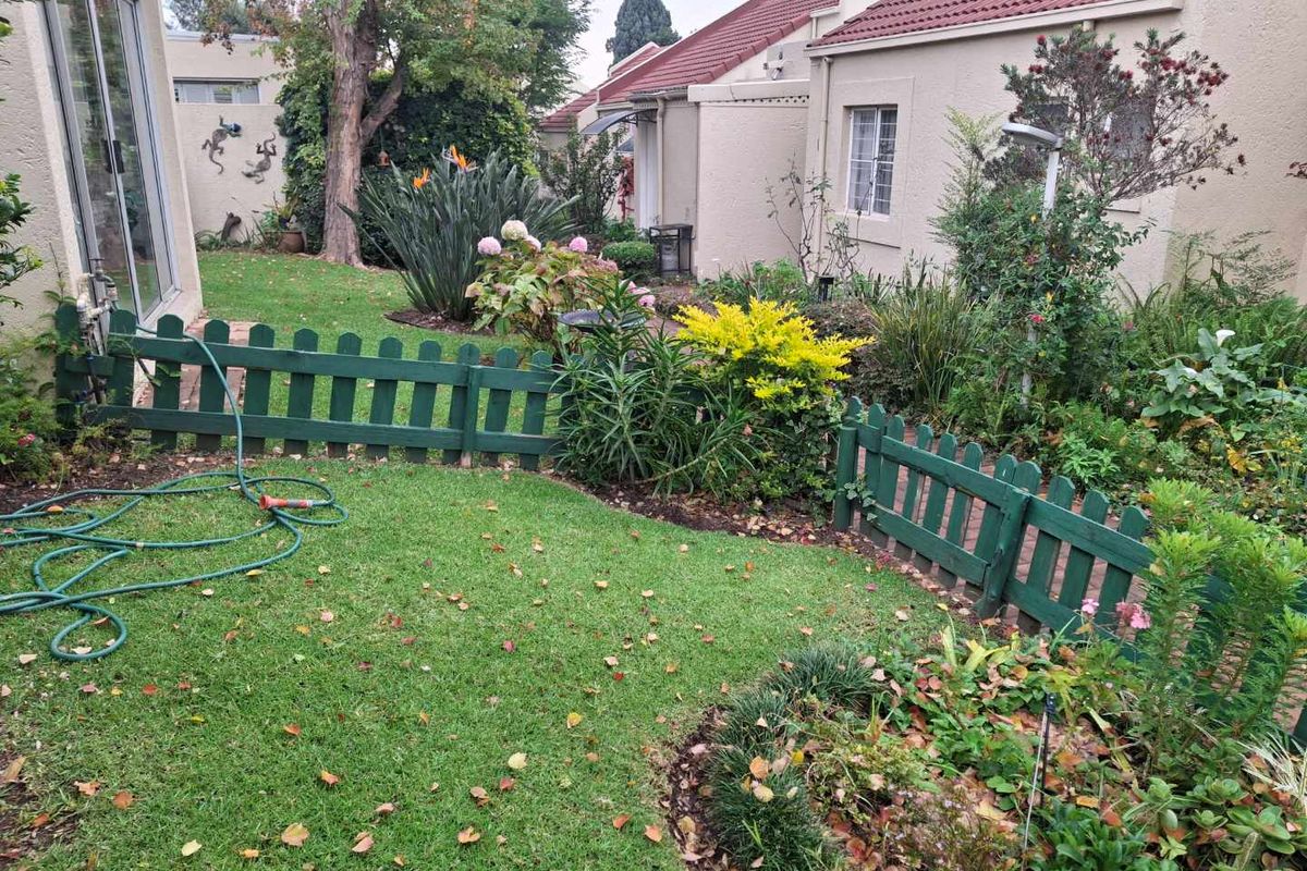 A BEAUTIFULLY RENOVATED TWO BEDROOM GARDEN APARTMENT - Photo 2