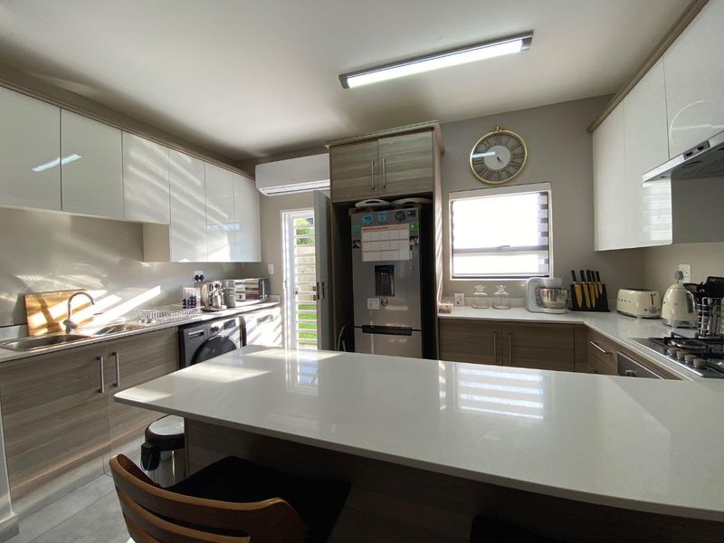 Modern & Chic 3-Bedroom Duplex – Stylish Comfort Awaits - Photo 8