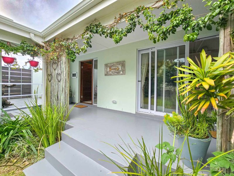 Elegant architectural family home with flatlet for sale in Stilbaai-Wes. - Photo 3