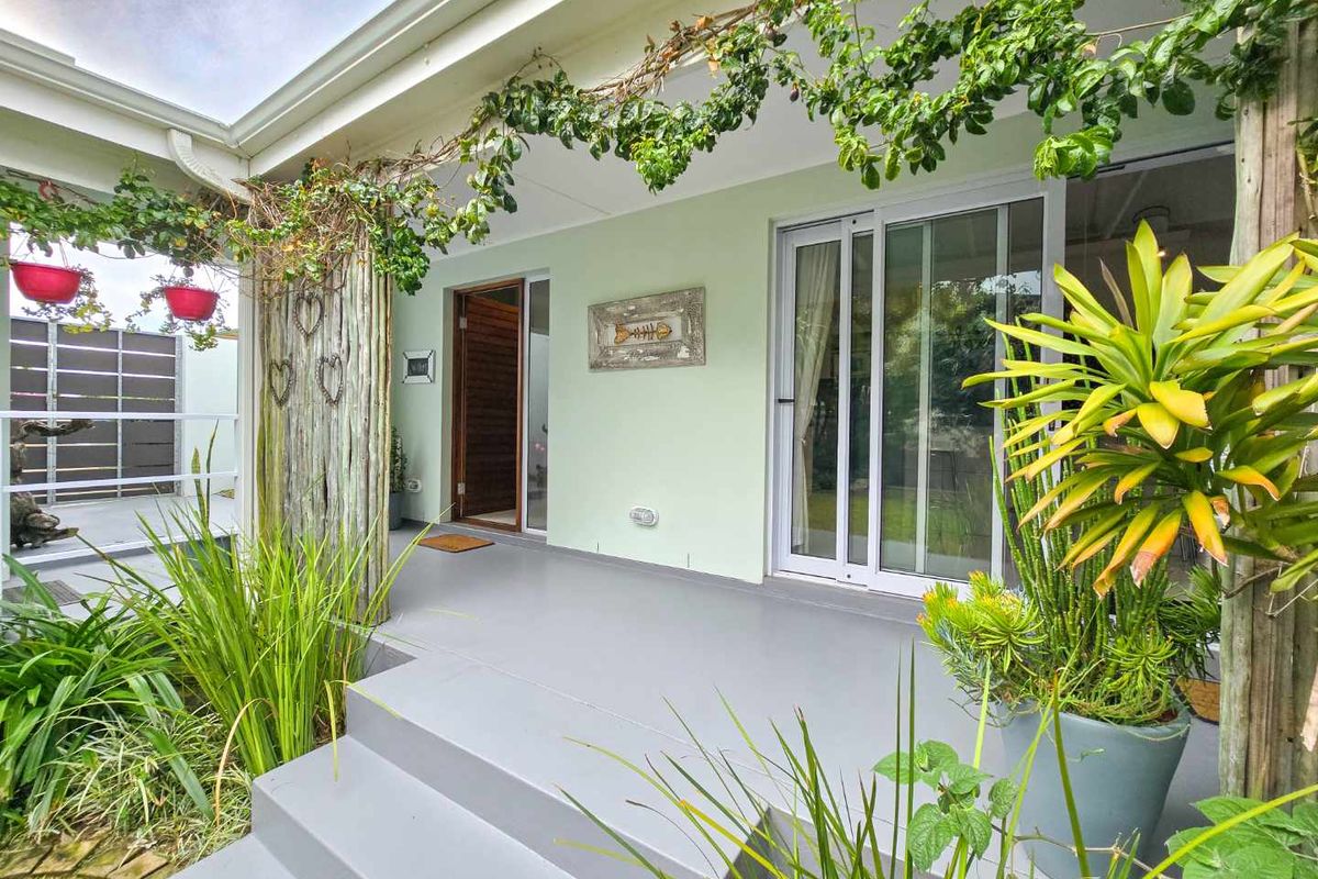 Elegant architectural family home with flatlet for sale in Stilbaai-Wes. - Photo 3
