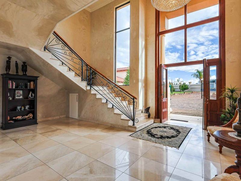 Magnificent Luxury Estate with Panoramic Views in Mooikloof Heights - Photo 3