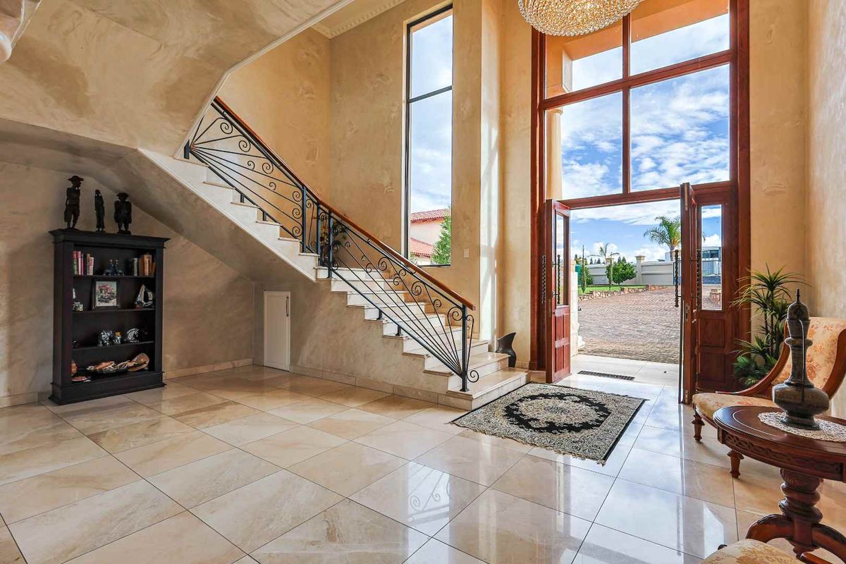 Magnificent Luxury Estate with Panoramic Views in Mooikloof Heights - Photo 3