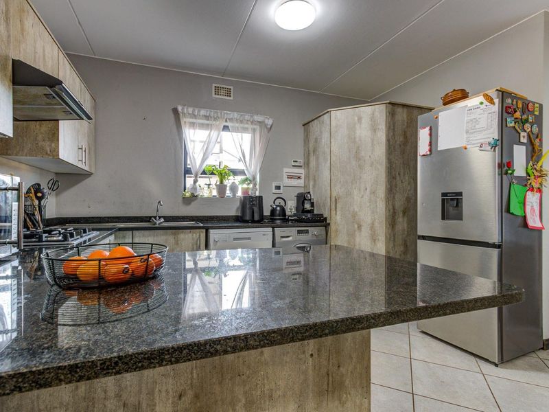 MODERN GROUND FLOOR UNIT with ENERGY SAVING FEATURES and PET FRIENDLY TOO! - Photo 5