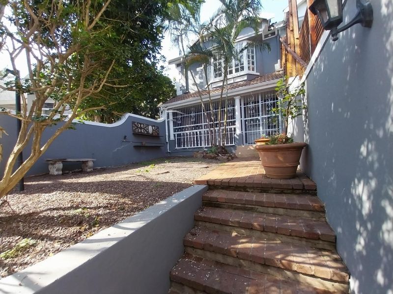 Well-Located 3-Bedroom Townhouse with Scope to Modernise - Photo 2