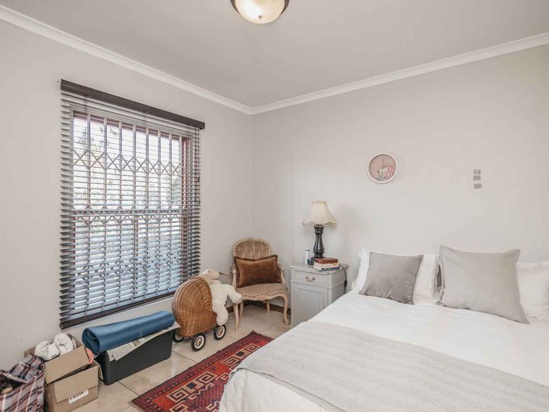 Beautiful 4-bedroom house with equestrian facilities on a smallholding to rent - Photo 5