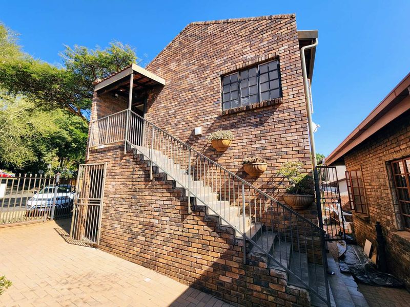 Space for the Whole Family: Prime Magalieskruin Property with Separate 2-Bed Flat - Photo 1